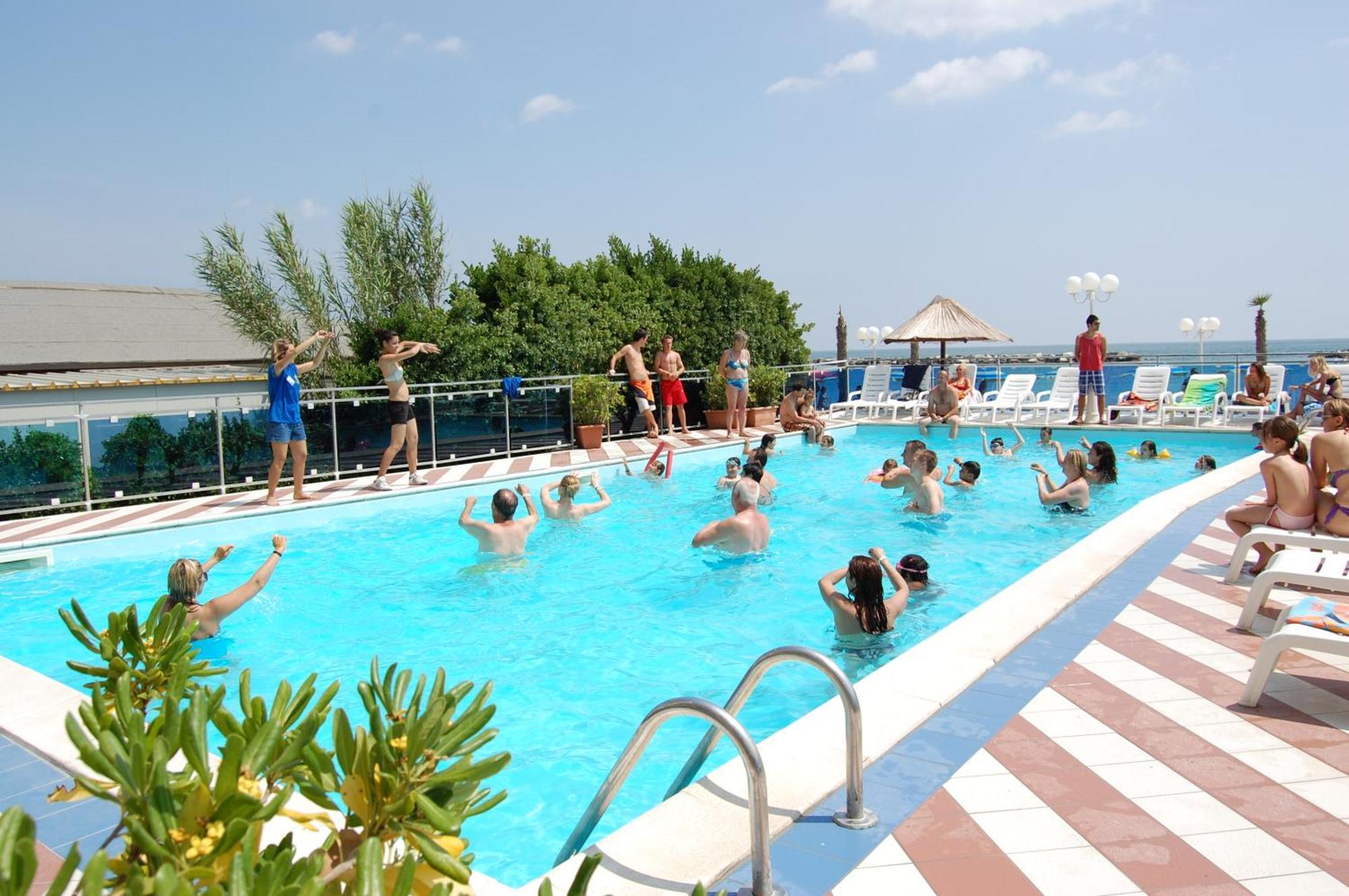 Bikini Tropicana Family Hotel Lido Di Savio Esterno foto